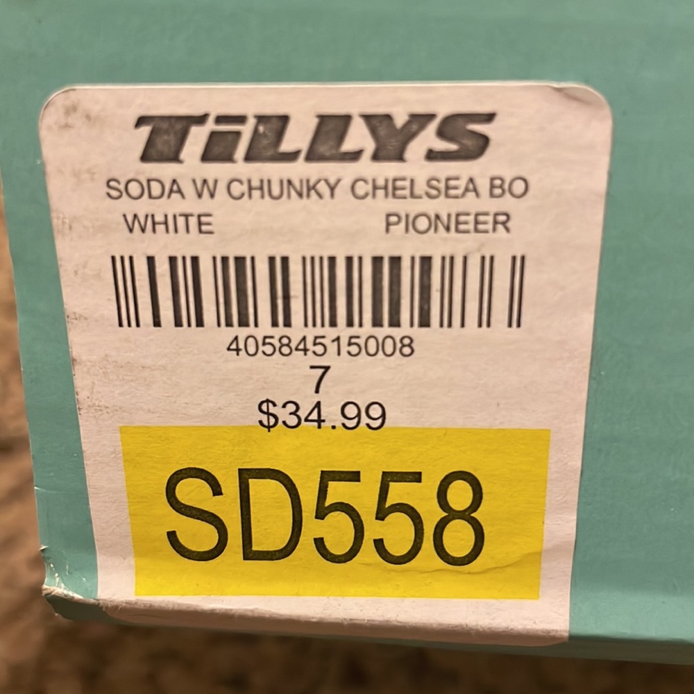 Tilly’s White Chunky Chelsea Boots. Size 7. - Picture 6 of 6
